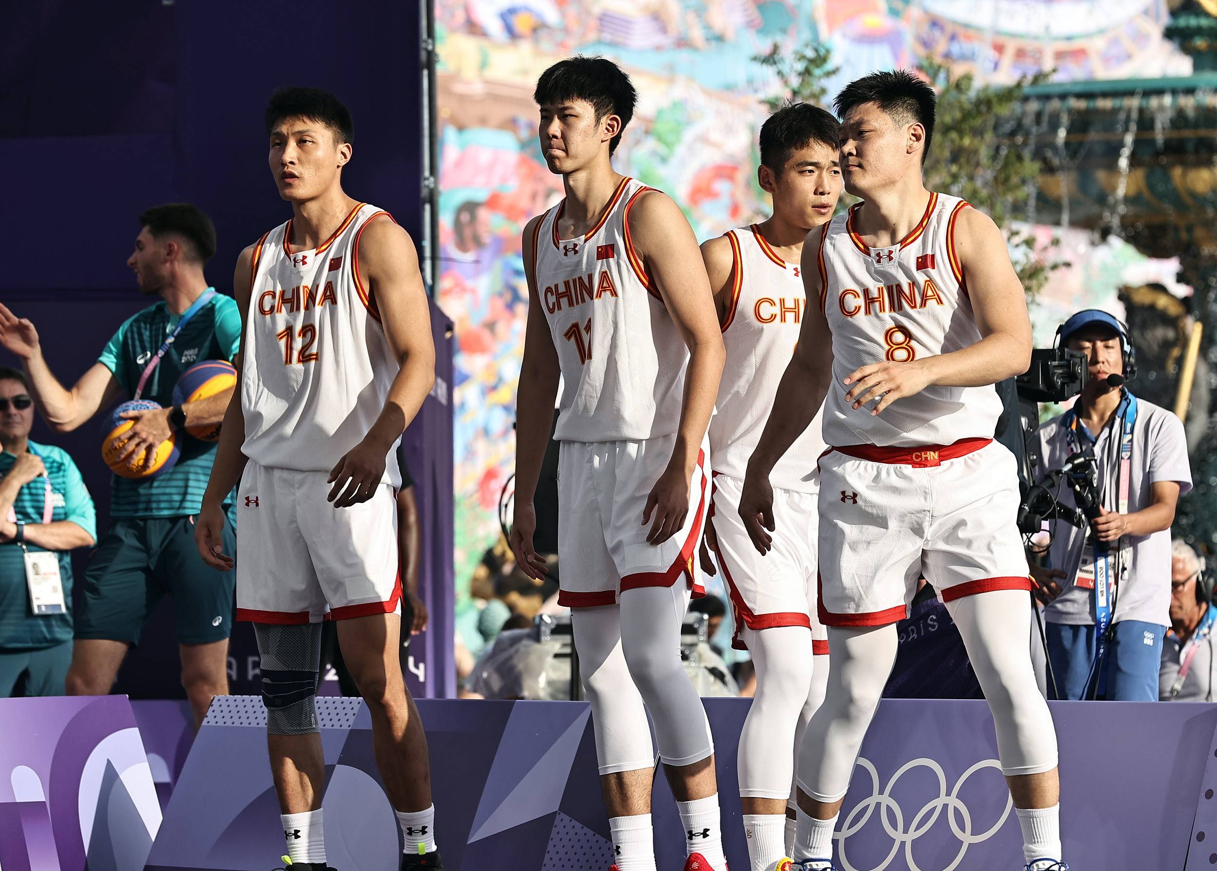 国际篮球盛事现场，球员们奋勇争先